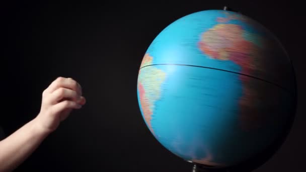 Tiro de girar em torno do globo azul com a mão — Vídeo de Stock