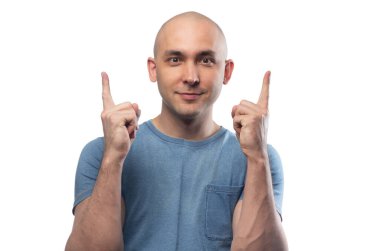 Mavi tişörtlü, kel bir adamın fotoğrafı.