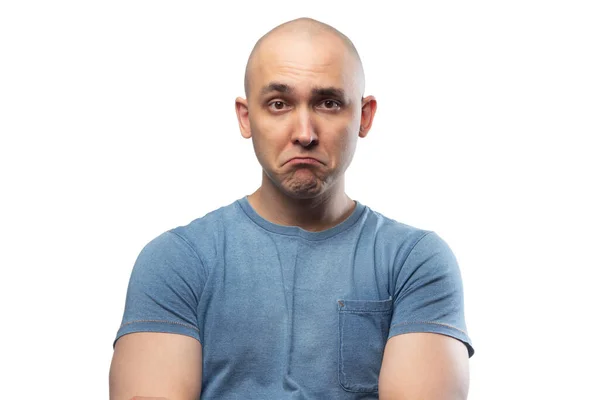 Foto de jovem careca triste homem em camisa azul tee — Fotografia de Stock