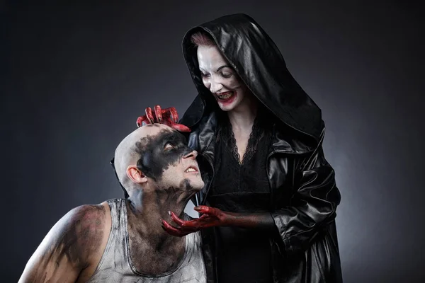 Verrückter Mann und furchterregende Frau mit blutüberströmten Händen — Stockfoto