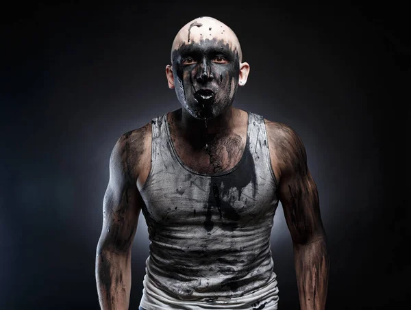 Фото брудного чоловіка з чорною блювотою в роті — стокове фото