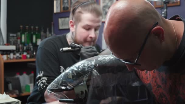 Videó tetováló készítő tetoválás szalonban — Stock videók