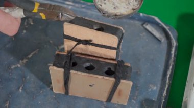 Evde asker yapan adamın videosu.