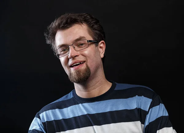 Foto de joven barbudo sonriente en gafas —  Fotos de Stock