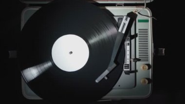 Dönen vinil plaklı eski bir gramofonun videosu