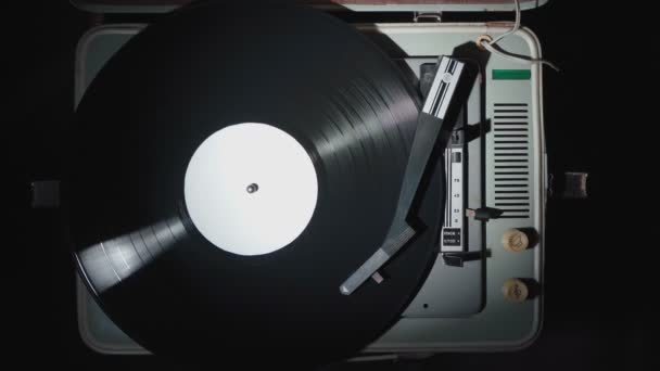 Video van een oude grammofoon met een draaiende vinylplaat — Stockvideo