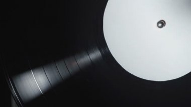 Dönen vinil plaklı eski bir gramofonun çekimi