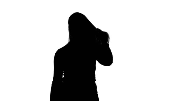 Vídeo de mulheres silhueta tocando cabelo — Vídeo de Stock
