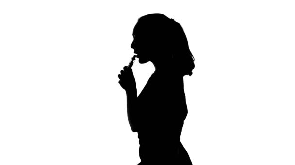Відео ведмежої жінки, що курить електронну сигарету — стокове відео