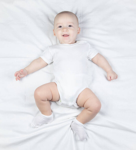 Photo a six month old baby on a white background
