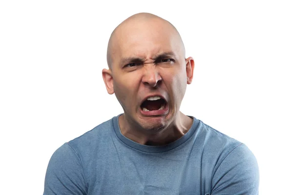 Foto de jovem careca bravo gritando homem em camisa azul tee — Fotografia de Stock