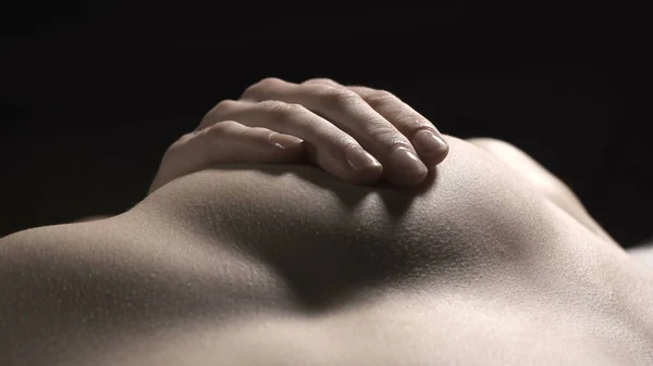 Ležící štíhlá žena zakrývající prsa rukou Royalty Free Stock Fotografie