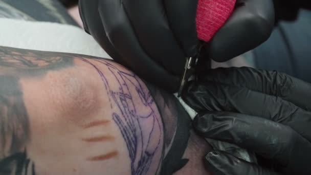 Видео мастера делать татуировки в салоне — стоковое видео