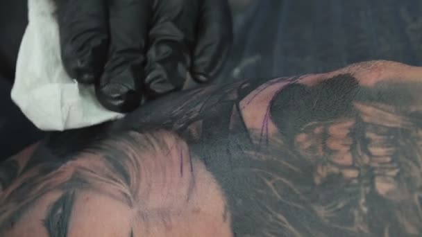 Nagranie mistrza robiącego tatuaż w studio — Wideo stockowe