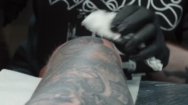 Close-up tiro de homem fazendo tatuagem no salão — Vídeo de Stock