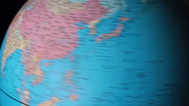 Fotografering av roterande runt blå glob med länder — Stockvideo