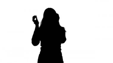 Kadın siluetinin saç kuyruğu yaptığı video.