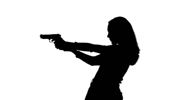 Video de apuntar silueta de mujer con pistola — Vídeos de Stock