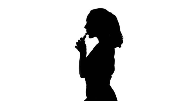 Видео курящей женщины в интернете — стоковое видео