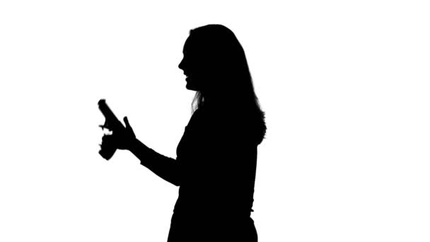 Střílení ženských siluet a točící se ruční palné zbraně — Stock video