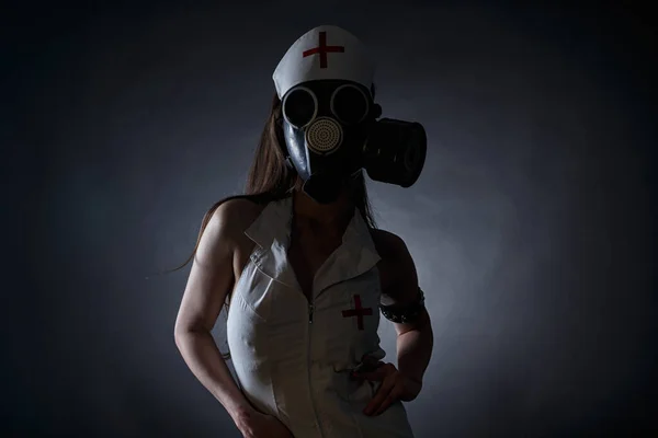 Photo de mince jeune infirmière brune en masque à gaz — Photo