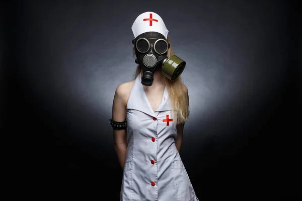 Photo de jeune infirmière en masque à gaz — Photo