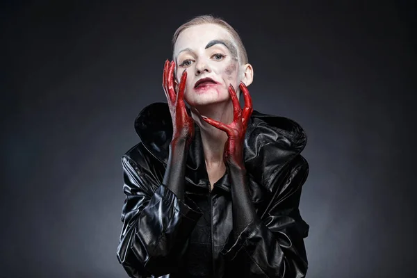 Image de femme en imperméable noir avec les mains rouges — Photo