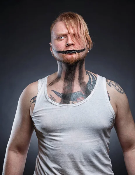 Imagem de um louco assustador tatuado com maquiagem de terror — Fotografia de Stock
