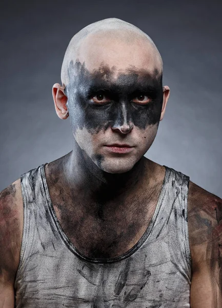 Porträt eines jungen Mannes mit Glatze und schmutzigem Make-up — Stockfoto