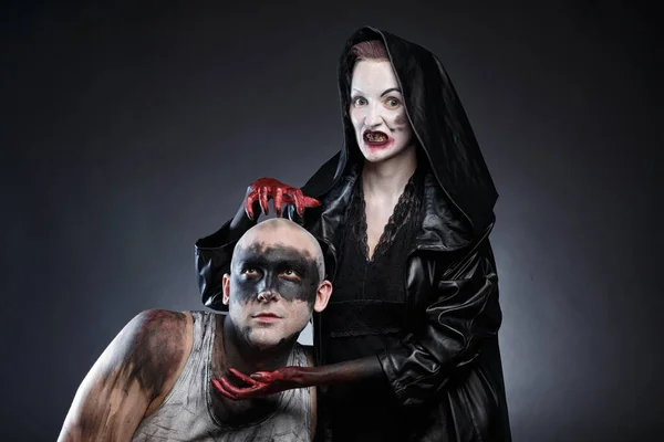 Foto von Mann und furchterregender Frau mit blutüberströmten Händen — Stockfoto