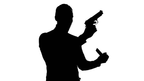 Video di silhouette uomo con caricatore pistole — Video Stock