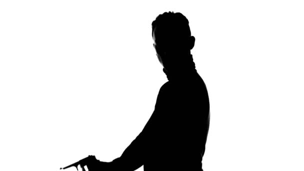 Video van mannen silhouet schieten pistool — Stockvideo