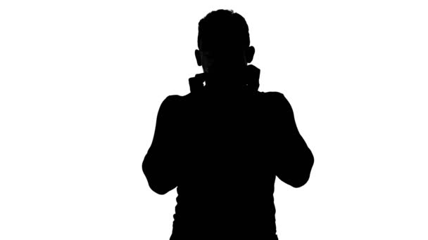 Video di mans silhouette indossare maschera medica — Video Stock