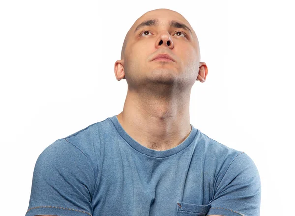 Foto de homem careca intrigado em camiseta — Fotografia de Stock