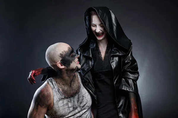 Verrückter dreckiger Mann und furchterregende Frau mit blutüberströmten Händen — Stockfoto
