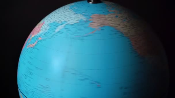 Draaien rond bol met landen en continenten — Stockvideo