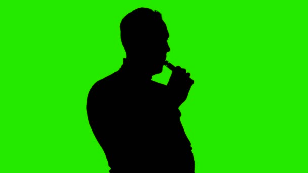 Tir de toux mans silhouette avec vape sur fond vert — Video