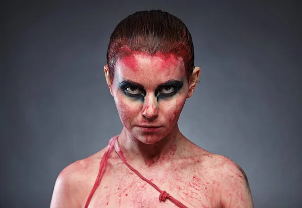 Портрет девушки в фальшивой крови на сером фоне — стоковое фото