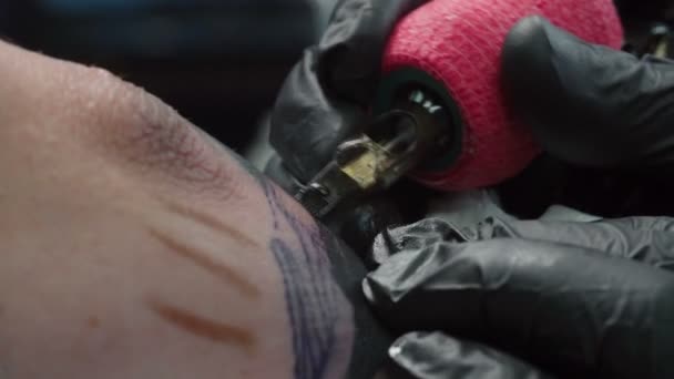 Disparos de hombre hacerse tatuaje en el estudio — Vídeo de stock