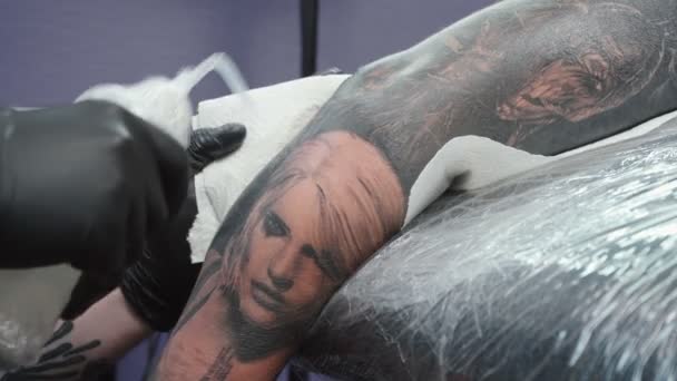 Tir de tatoueur se faire tatouer sur la peau — Video