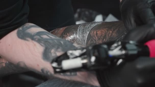 Стрельба человека, делающего татуировку на плече — стоковое видео