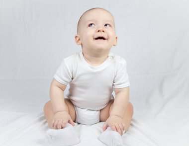 Sekiz aylık oturan bir bebeğin görüntüsü