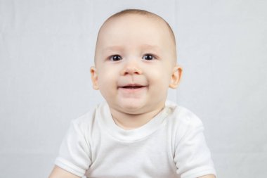 Sekiz aylık bir bebeğin yakın plan görüntüsü.