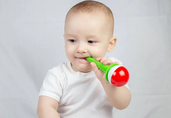 8 개월된 아기 가입에 웅크리고 있는 모습 — 스톡 사진