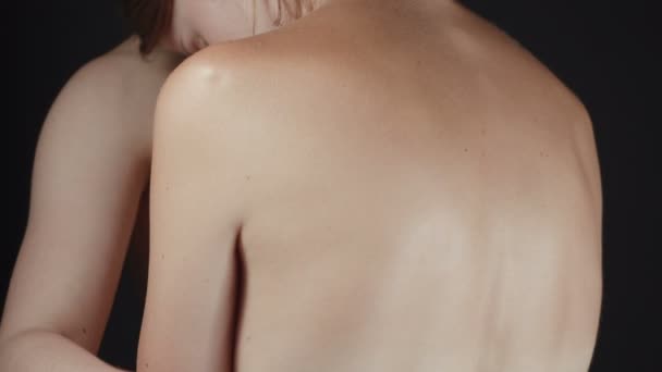 Vídeo de mulher pintando arco-íris nua nas costas — Vídeo de Stock