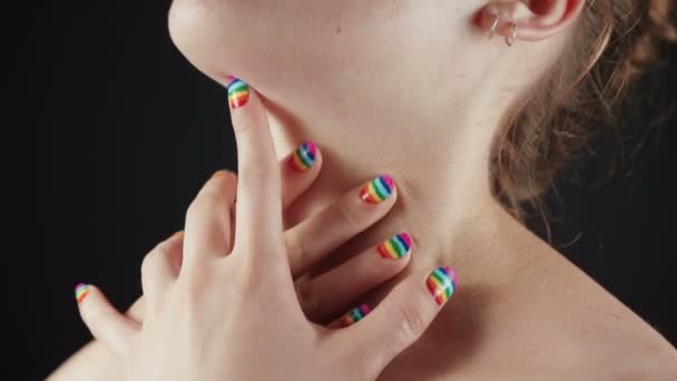 Video van handen met regenboog manicure op naakte vrouwen hals — Stockvideo