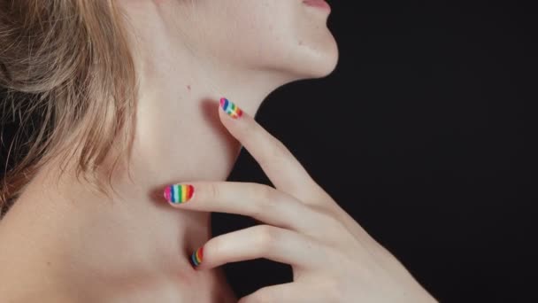 Mãos com manicure arco-íris no pescoço de mulheres nuas — Vídeo de Stock