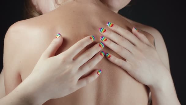 拍摄拥抱两名裸体女同性恋的镜头 — 图库视频影像