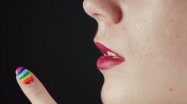 Gökkuşağı manikürlü bir kızın sessiz hareketlerini gösteren bir video.