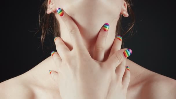 Video van handen met regenboog manicure op naakte hals — Stockvideo